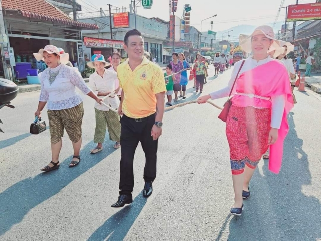 วันพุธที่ 24 เมษายน 2567 ร่วมประเพณีลากพระบก (พร้อมด้วยขบวนเรือพระจากวัดมังคลาราม) ณ เชิงภูเขาพระ ตำบลเขาพระ อำเภอพิปูน จังหวัดนครศรีธรรมราช     นายจิรพงศ์ หะนนท์ นายกเทศมนตรีตำบลพิปูน พร้อมด้วยคณะบริหาร สมาชิกสภาฯ หัวหน้าส่วนราชการ พนักงาน และลูกจ้าง เทศบาลตำบลพิปูน และประชาชนในพื้นที่