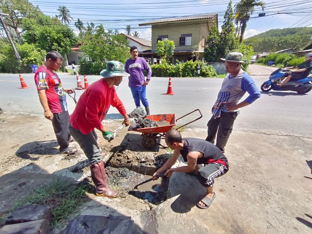 วันอังคาร ที่ 23 พฤษภาคม 2566 รื้อสิ่งกีดขวางและทำความสะอาดคูระบายน้ำ "ตัน" ณ บริเวณหัวควนตลาดเสาร์
